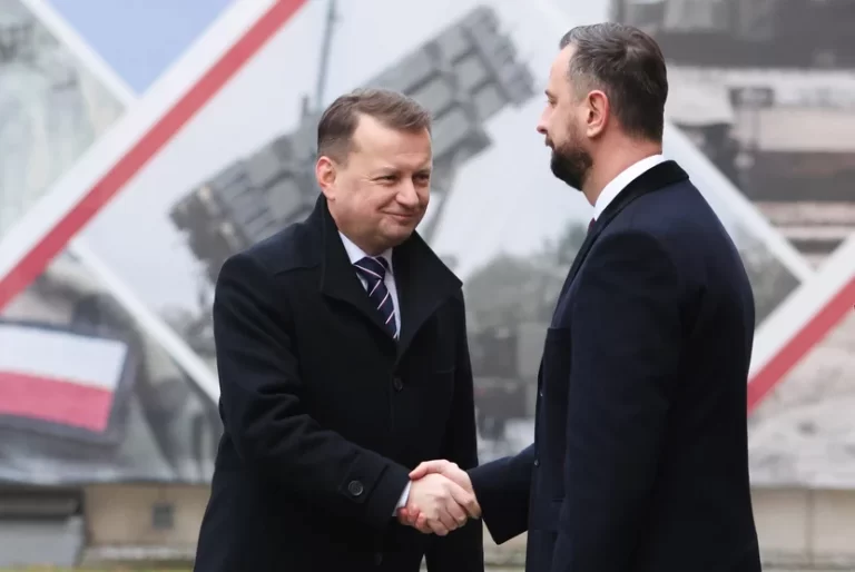 Mariusz Błaszczak i Władysław Kosiniak-Kamysz podczas uroczystości powitania nowego ministra w siedzibie MON, Źródło: PAP / Leszek Szymański