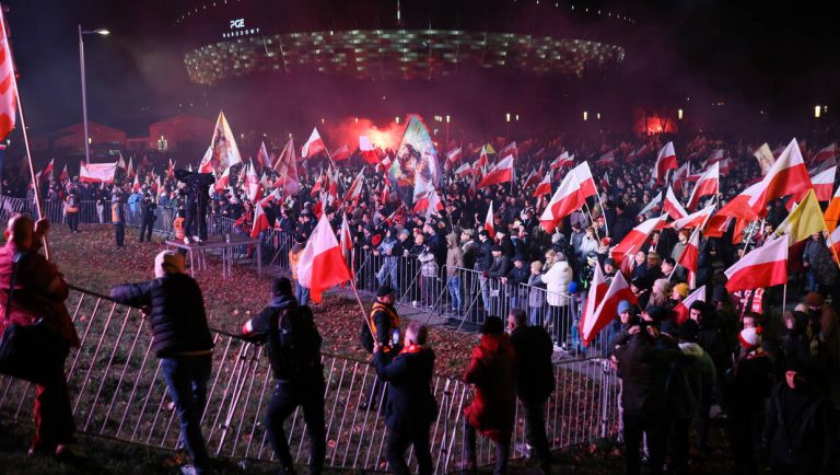 Uczestnicy Marszu Niepodległości w stolicy w 2023 r. Fot. PAP/Leszek Szymański