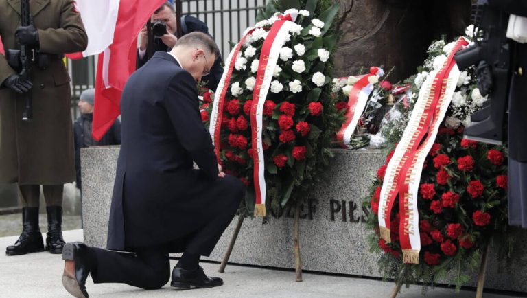 Prezydent RP Andrzej Duda składa kwiaty pod pomnikiem Marszałka Józefa Piłsudskiego przy Belwederze w Warszawie Fot. PAP/Tomasz Gzell