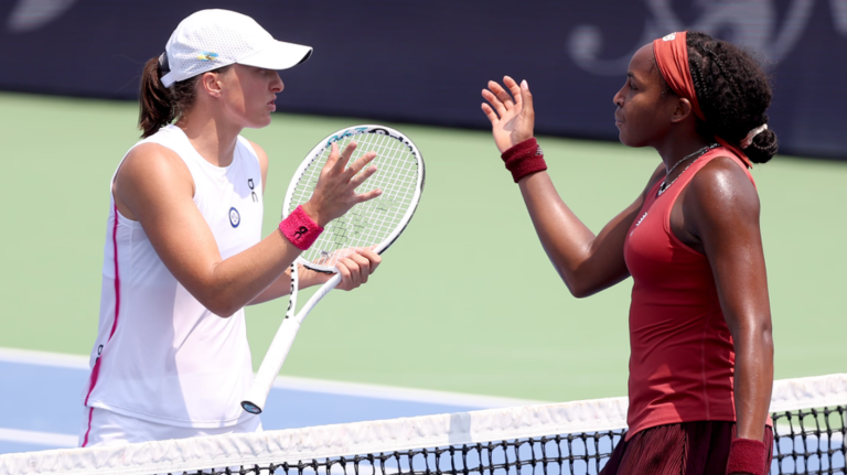 Iga Świątek i Coco Gauff. Fot. Matthew Stockman/Staf/Getty Images)