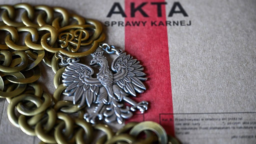 Łańcuch sędziowski i akta sprawy karnej. Zdj. ilustracyjne. Fot. PAP/ Darek Delmanowicz