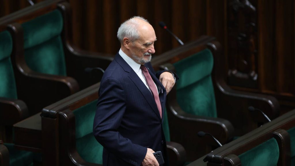 Poseł PiS Antoni Macierewicz na sali obrad Sejmu Fot. PAP/ Leszek Szymański