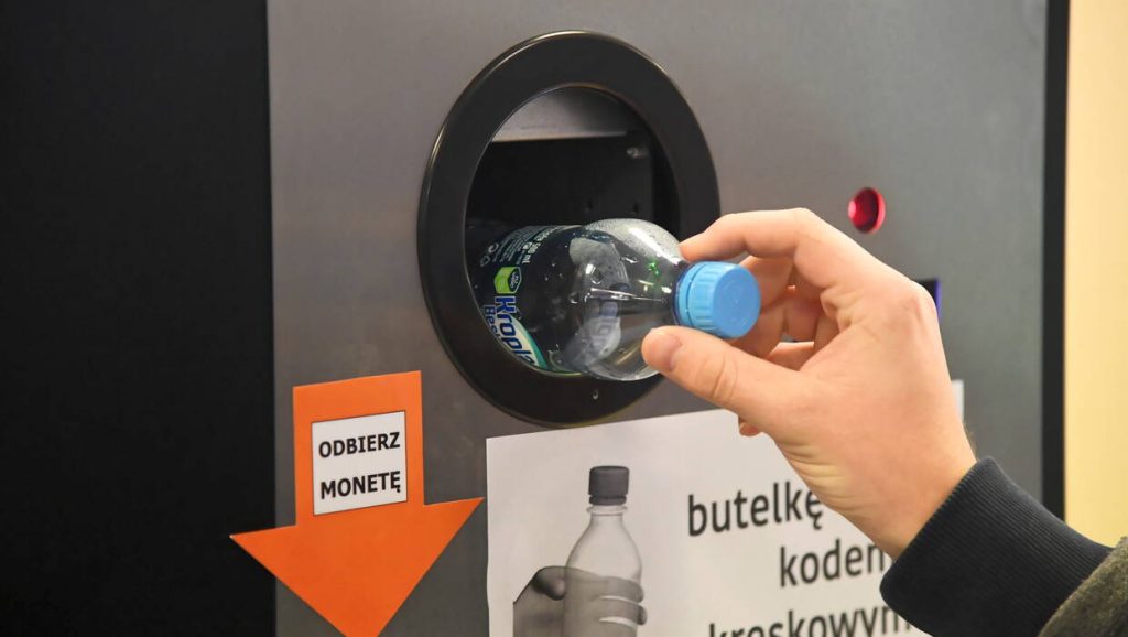 Automat skupujący plastikowe butelki. Fot. PAP/Jacek Bednarczyk
