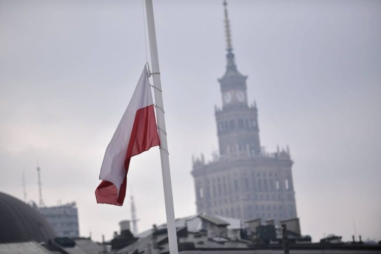 W czasie żałoby narodowej flagi państwowe na gmachach publicznych zostają opuszczone do połowy masztu