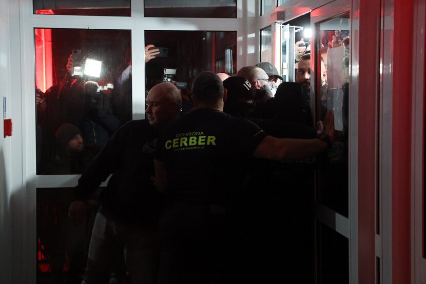 Przepychanki przed halą w Końskich