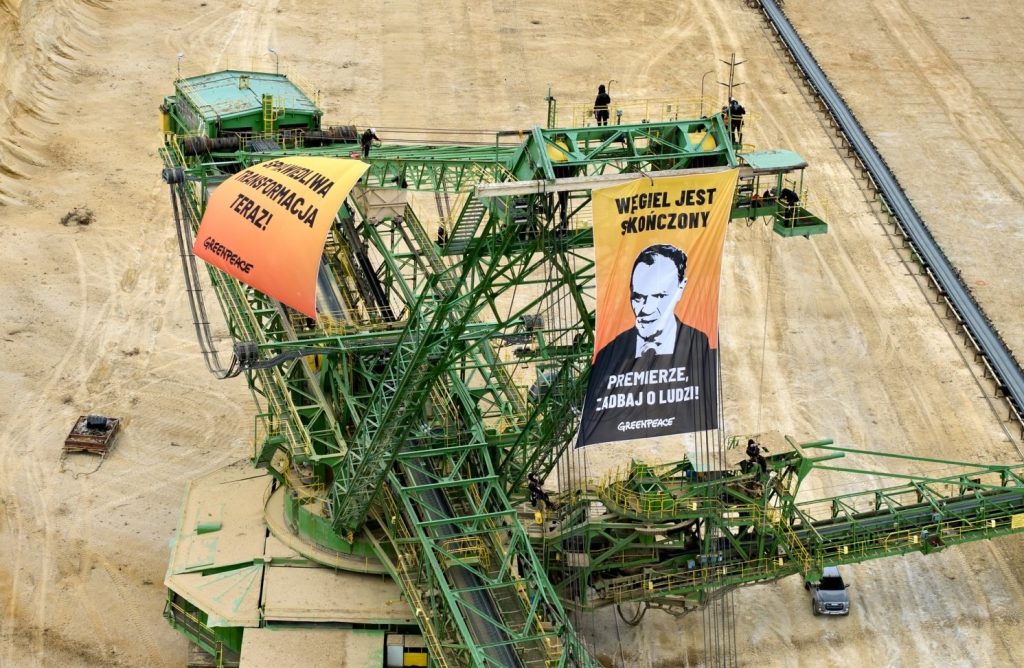 Aktywiści Greenpeace okupują koparkę w kopalni Turów