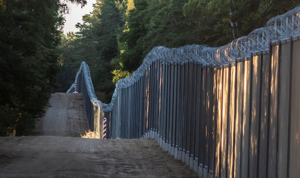 Granica polsko-białoruska. Migranci forsowali zaporę i atakowali Straż Graniczną