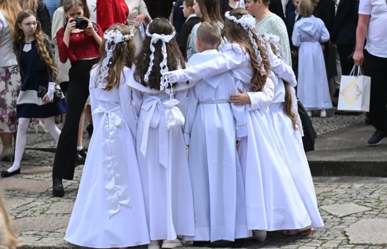 Dzieci idące do pierwszej komunii świętej Fot. PAP/Marcin Bielecki