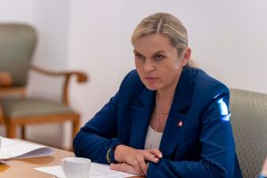 "Niektórzy rodzice są zmorą szkoły". Nowacka szokuje