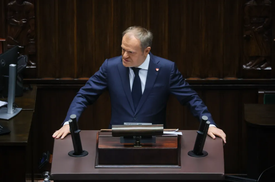 Donald Tusk ocenił, że dzięki rządowemu pakietowi obniżek cen paliw CPN (Ceny Paliw Niżej) kierowcy zaoszczędzą ok. 60 zł przy tankowaniu 50-litrowego baku