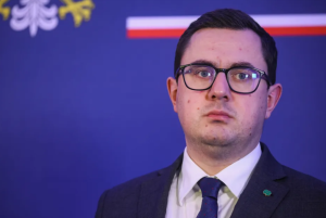 Polska ma zabezpieczone dostawy paliw lotniczych na najbliższe tygodnie, ale sytuacja w tym segmencie rynku jest trudna i może wpłynąć na ceny biletów lotniczych – przekazał minister energii Miłosz Motyka