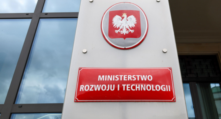 Koniec z hotelami robotniczymi w domach jednorodzinnych. MRiT: będą kary do 10 tys. zł