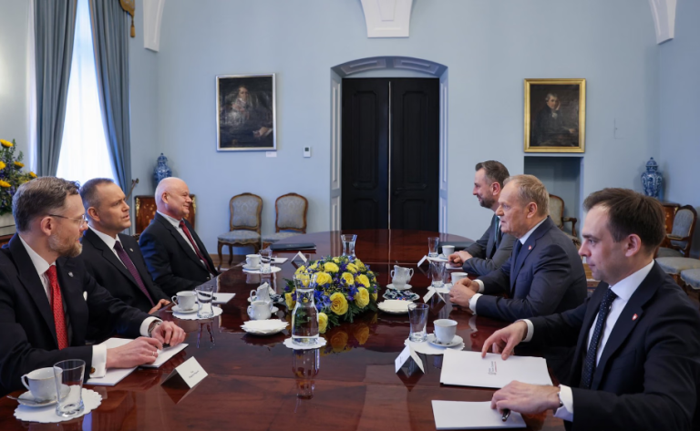 W Pałacu Prezydenckim trwa spotkanie Karola Nawrockiego z Donaldem Tuskiem w sprawie przedstawionej przez prezydenta i prezesa NBP Adama Glapińskiego propozycji programu "polski SAFE 0 proc."