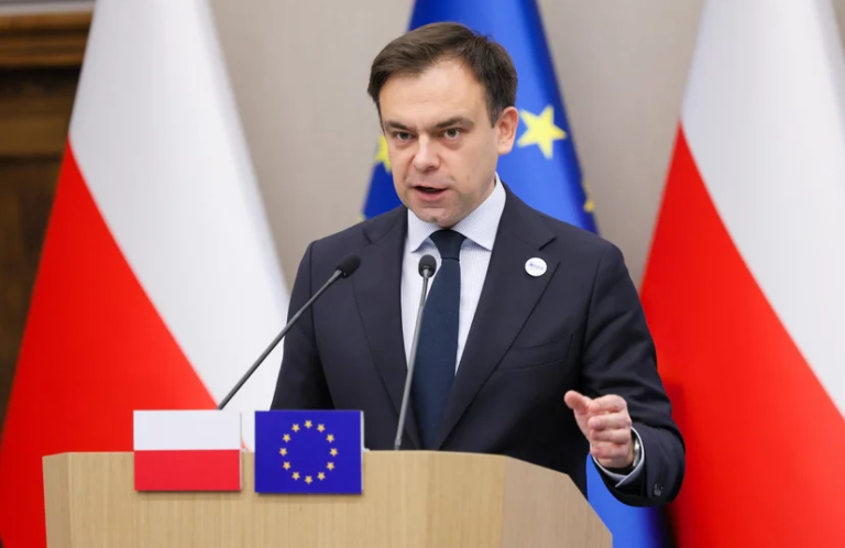 Minister finansów wskazał, że rząd cały czas analizuje sytuację na rynku paliw