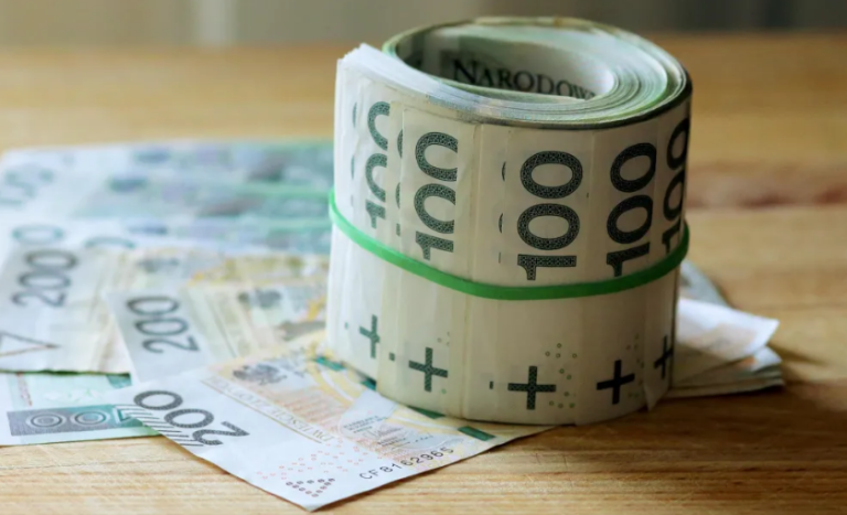 Złoty umocnił się do dolara i euro. Reakcja na rozejm