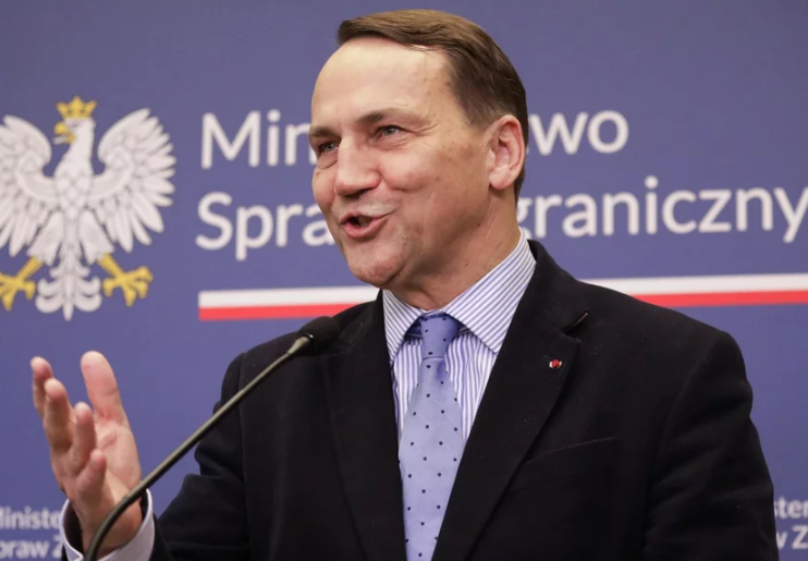 Sikorski żartuje z nominacji ambasadorskich. Przydacz: Upokorzył polskich dyplomatów