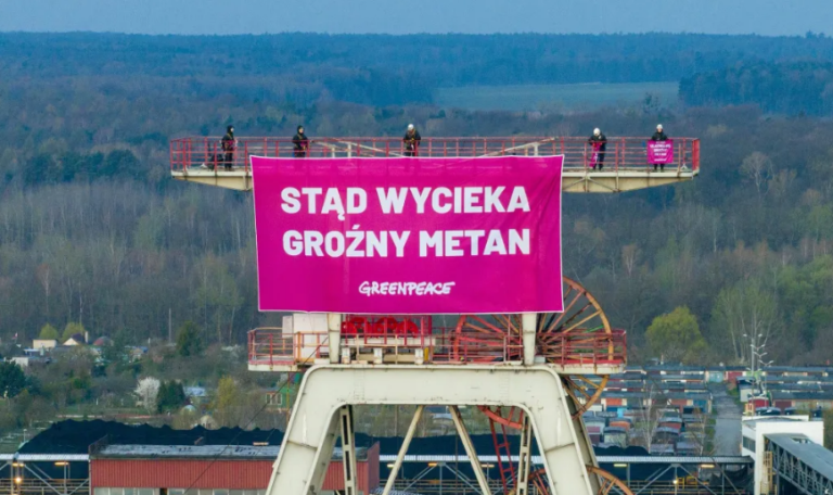 Protest Greenpeace na wieży szybowej kopalni Szczygłowice