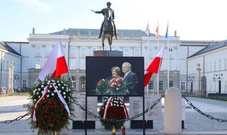 16. rocznica katastrofy smoleńskiej. Uroczystości z udziałem władz i Marsz Pamięci