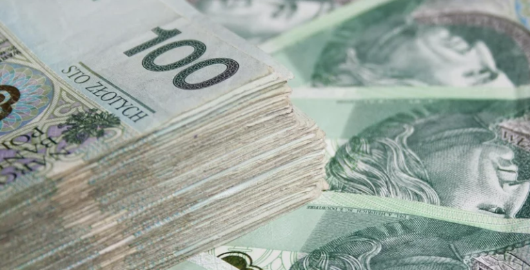 Zdecydowana większość Polaków uważa, że płaca minimalna jest zbyt niska