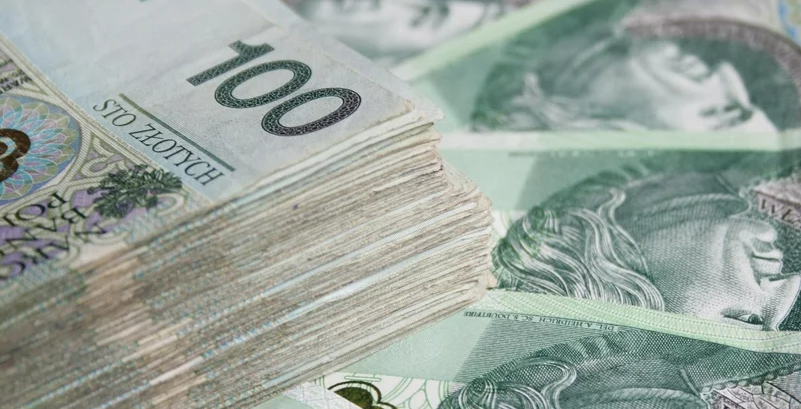 Zdecydowana większość Polaków uważa, że płaca minimalna jest zbyt niska