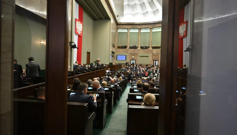 Prawo i Sprawiedliwość oraz partia Grzegorza Brauna zyskują poparcie