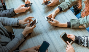 Zakaz używania telefonów w szkołach wejdzie w życie 1 września 2026 roku