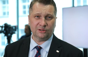 Zmiany w 800 Plus? Nowy pomysł Przemysława Czarnka