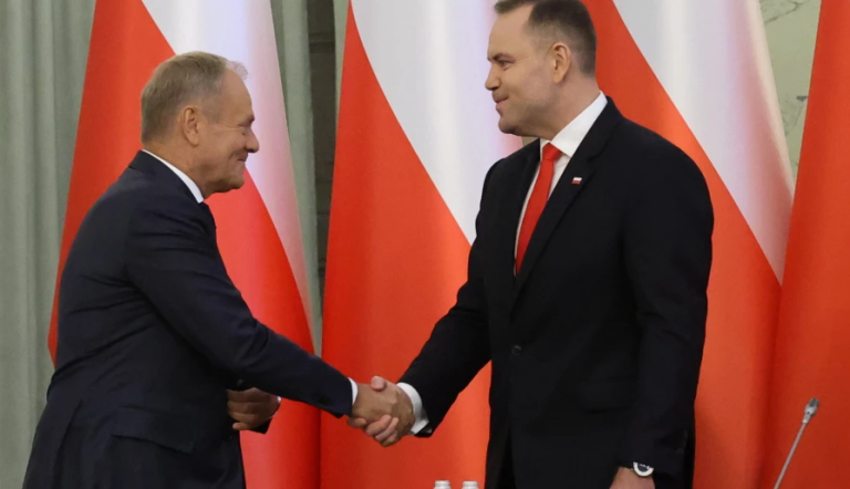 Decyzja Trumpa ws. obecności żołnierzy w Polsce. Donald Tusk podziękował Karolowi Nawrockiemu