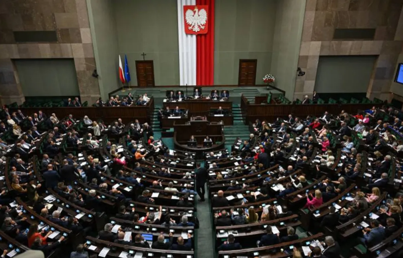 Nowy sondaż. KO z dużą przewagą nad PiS, ale bez większości w Sejmie