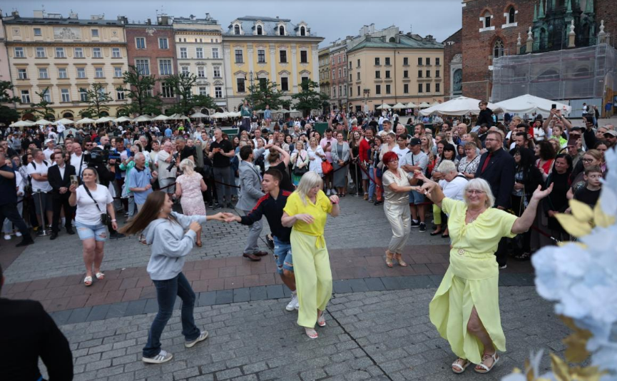 Dyskoteki na rynku w Krakowie. Miasto apeluje, by nie brać w nich udziału