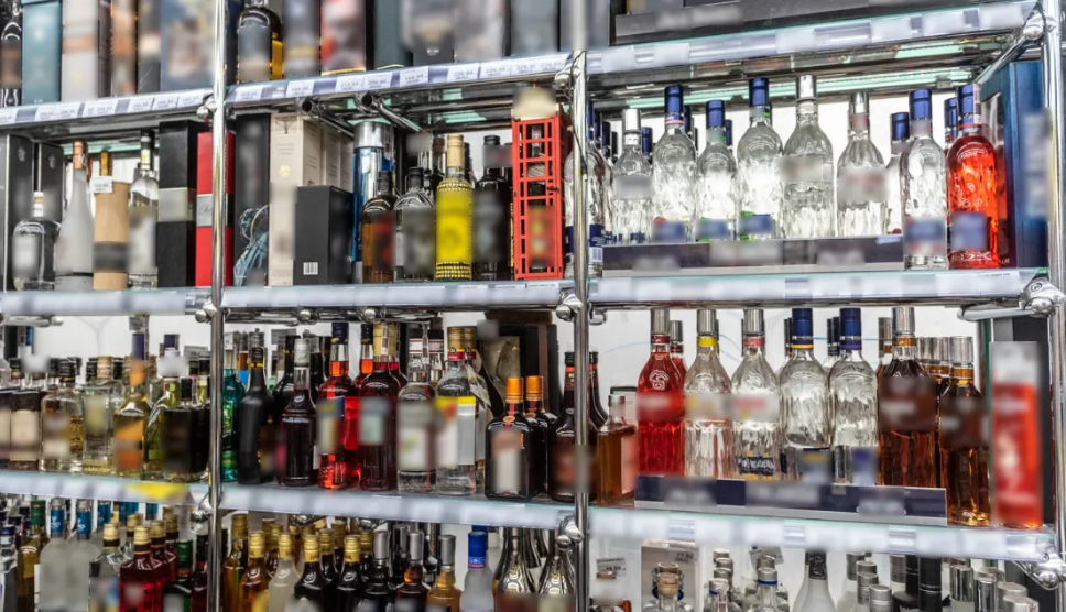 Mieszkańcy chcą wydłużyć nocny zakaz sprzedaży alkoholu w Krakowie. Decyzja należy do Rady Miasta