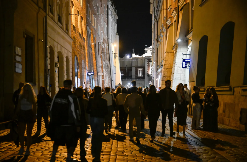 Kraków po godzinie 18:00. Magistrat chce wiedzieć, co mieszkańcy robią po zmroku